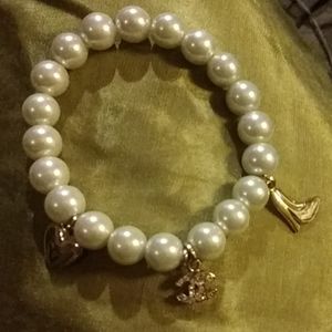 Strech faux pearl bracelet with 3 charms